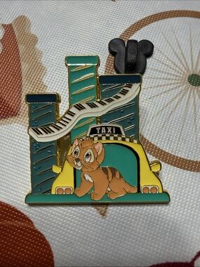 Disney loungefly Oliver Taxi Cat Enamel Pin - Yellow & Teal